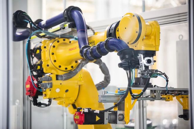 發動機技術革新與市場動態 新一代蒙迪歐上市與榮威GS61、特斯拉Roadster新進展